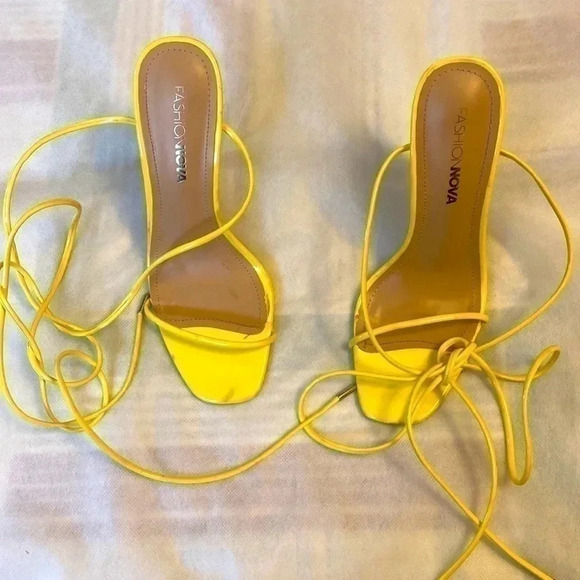 Fashion Nova pretty 🤩 sandals with  over knees straps - Picture 2 of 7